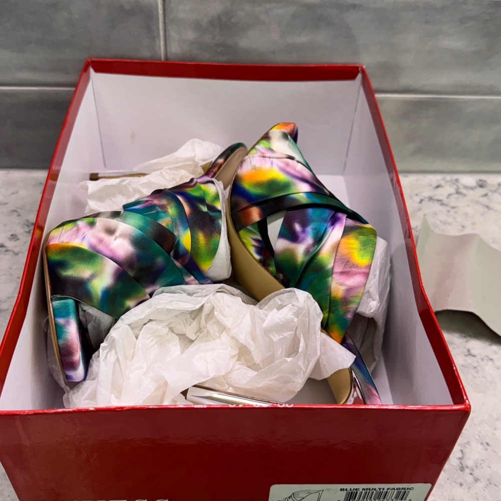 Guess Addey 2 Blue Fabric Floral Pumps Size 7.5 NIB - Picture 7 of 9